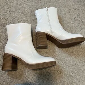 Universal threads Women's White Ankle Boots